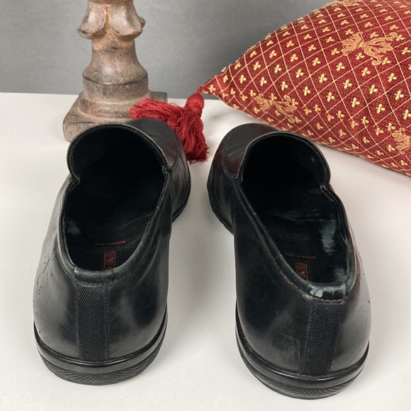 PRADA Men’s size 9 1/2 (40) black leather loafers